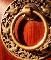 中式木门上的金属门环特写3839#横屏 