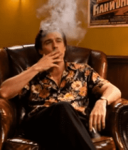 男人坐在皮椅上抽烟沉思14022#横屏 