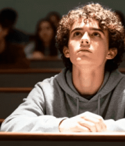 男生在教室听讲画面9187#横屏 