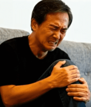 	 男人沙发上抱膝显痛苦13784#横屏 