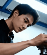 男士操作工业设备近景1602#横屏 