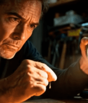 男人手持手电筒专注修理物件6442#横屏 