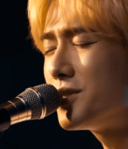 男士闭眼对着麦克风演唱238#横屏 