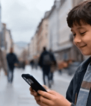 男孩街头与机器人互动1557#横屏 