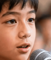 男孩对着麦克风发言13333#横屏 