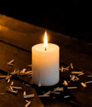 	 木桌上燃烧的白色蜡烛517#横屏 