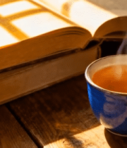 木桌书籍与热茶特写3189#横屏 
