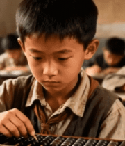 男孩在教室使用算盘学习2464#横屏 