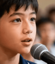 男孩对着麦克风发言13333#横屏 