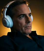 中年男人佩戴耳机静坐151#横屏 