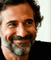 中年男子微笑交谈画面3613#横屏 