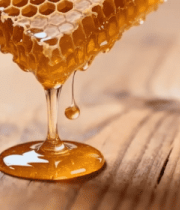 木质桌面上的蜂巢与滴落蜂蜜1478#横屏 