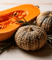 木桌上摆放的南瓜及迷迭香12920#横屏 