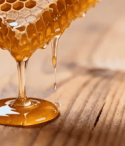 木质桌面上的蜂巢与滴落蜂蜜1478#横屏 