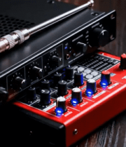 木质桌面上的音频设备3077#横屏 