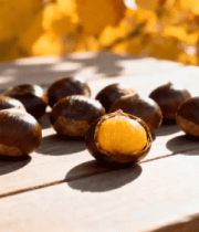 木桌上摆放的新鲜板栗14387#横屏 