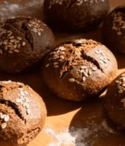 木桌上摆放的烘焙面包1256#横屏 