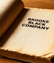 木质桌面上的翻开旧书籍8999#横屏 