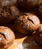 木桌上摆放的烘焙面包1256#横屏 