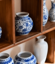 木质架上的青花瓷瓶素材10488#横屏 