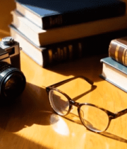 木质桌面上的相机书籍眼镜13154#横屏 