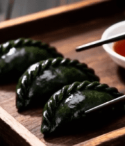 木盘上的青团与蘸料34#横屏 