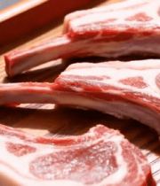 木盘上的新鲜羊排11533#横屏 