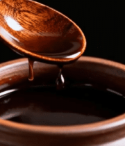 木勺舀取陶罐中液体10303#横屏 