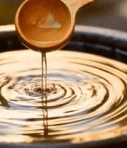 木勺舀液体滴入陶罐画面13997#横屏 