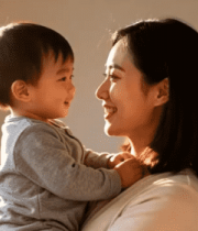 母亲怀抱婴儿温馨对视14053#横屏 