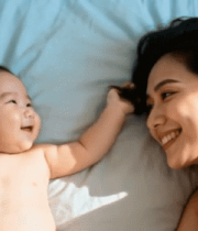 母亲与婴儿床上互动场景6909#横屏 