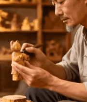 木雕匠人专注雕刻木雕8517#横屏 