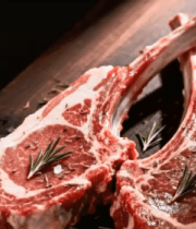 木板上摆放的新鲜生牛排6987#横屏 