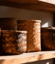 	 木架上摆放的手工编织竹器6085#横屏 