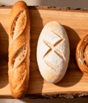 木板上摆放多样面包2178#横屏 