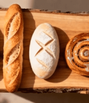 木板上摆放的多种烘焙面包8727#横屏 