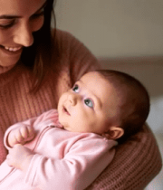 母亲怀抱婴儿温馨场景5481#横屏 