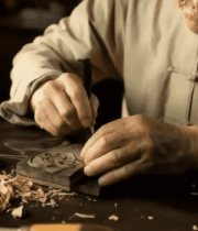 木雕匠人专注雕刻1822#横屏 