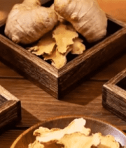 木盘木盒中摆放的中药材生姜2522#横屏 