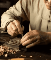 木雕匠人专注雕刻1822#横屏 