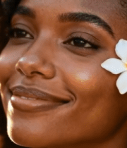 面带微笑插白花的女性6111#横屏 