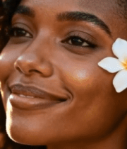 面带微笑插白花的女性6111#横屏 