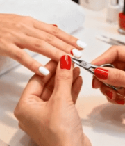美甲师为女性修剪指甲10768#横屏 