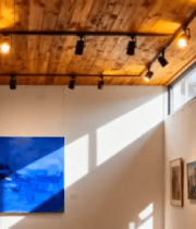 美术馆内人物观赏画作场景11630#横屏 