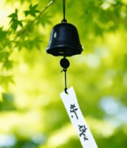 绿叶下悬挂的平安风铃14337#横屏 