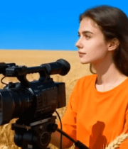 麦田中女子操作摄像机素材1700#横屏 