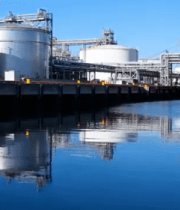 码头油轮及储油罐全景4928#横屏 