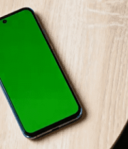 绿屏智能手机置于木桌5107#横屏 