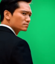 绿幕前商务男士指向前方5656#横屏 