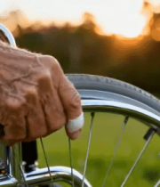 	 老人坐轮椅手部特写7396#横屏 